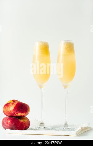 Erfrischender Sommercocktail bellini mit frischem Reifen Pfirsich und Prosecco in Gläsern Stockfoto