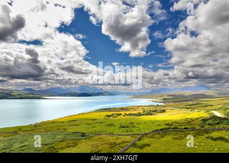 Kyle of Tongue Sutherland Scotland und blickt auf Ben loyal und Hope mit einem sommerblauen Himmel über dem Meeresloch Stockfoto