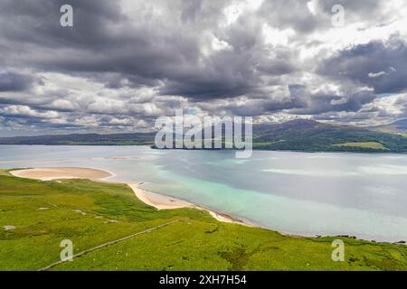 Kyle of Tongue Sutherland Scotland mit Blick über das Meeresloch und das grüne blaue Meer in Richtung Coldbackie Stockfoto