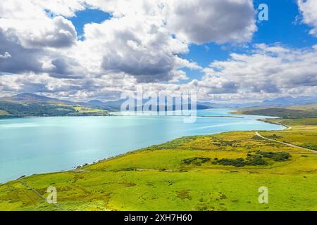 Kyle of Tongue Sutherland Scotland blickt über das Meeresloch und das grüne blaue Meer in Richtung des Damms und Ben loyal Stockfoto