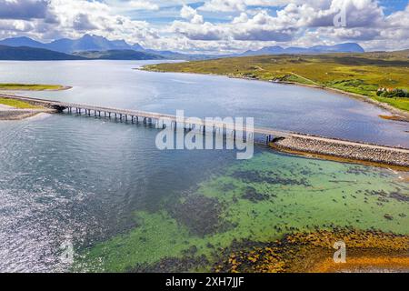 Kyle of Tongue Sutherland Scotland die 600 m lange Damm-Brücke und Insel und Blick auf Ben loyal und Hope mit einem Sommerhimmel über dem Meeresloch Stockfoto