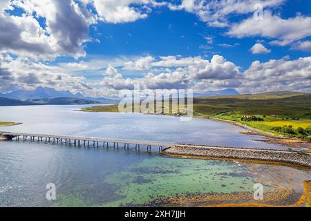 Kyle of Tongue Sutherland Scotland die 600 m lange Damm-Brücke und Blick auf Ben loyal und Hope mit einem sommerblauen Himmel über dem Meeresloch Stockfoto