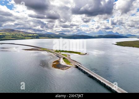 Kyle of Tongue Sutherland Scotland der 600 m lange Damm überbrückt die natürliche Insel und blickt auf den Ben loyalen Berg und den Sommerhimmel Stockfoto