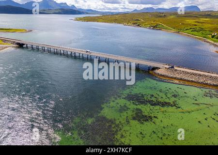 Kyle of Tongue Sutherland Scotland die Damm-Brücke und Insel und Blick auf Ben loyal und Hope mit einem Sommerhimmel über dem Meeresloch Stockfoto