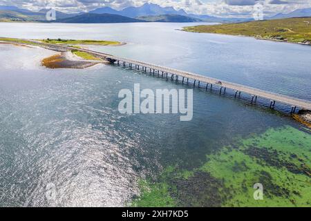 Kyle of Tongue Sutherland Scotland die Damm-Brücke und Insel und Blick auf Ben loyal mit einem Sommerhimmel über dem Meeresloch Stockfoto