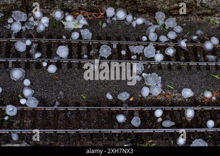 Ludwigsburg GER, Hagel in Ludwigsburg - Ossweil, Hagelkoerner in einem Garten, 12.07.2024 Hagel auf den Gleisen einer Spur 1 - Gartenbahn, GER, Hagel in Ludwigsburg - Ossweil, Hagelkoerner in einem Garten, 12.07.2024 *** Ludwigsburg GER, Hail in Ludwigsburg Ossweil, Hagelsteine in einem Garten, 12 07 2024 Hail on the Gleis of a Gauge 1 Gartenbahn, GER, Hail in Ludwigsburg Ossweil, Hagelsteine in einem Garten, 12 07 2024 Copyright: xEibner-Pressefoto/Memmlerx EP MMR Stockfoto