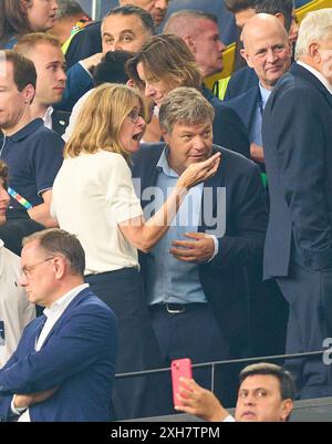 Dortmund, Deutschland. Juli 2024. Robert Habeck (M), Vize-Kanzer Deutschland, Bundesminister für Wirtschaft und Klimaschutz der Bundesrepublik Deutschland, die Gruenen, im Halbfinalspiel NIEDERLANDE - ENGLAND 1-2 bei der UEFA-Europameisterschaft 2024 am 10. Juli 2024 in Dortmund. Fotograf: ddp Images/STAR-Images Credit: ddp Media GmbH/Alamy Live News Stockfoto