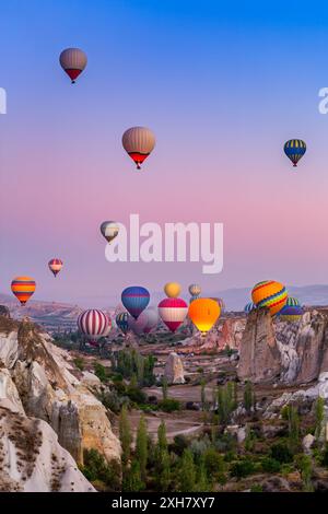 Luftaufnahme einer Flotte von Heißluftballonen in Kappadokien, Türkei Stockfoto