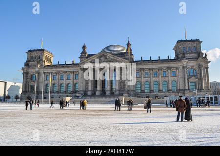 Berlin, Deutschland. Das Reichstagsgebäude, Haus des Deutschen Bundestages an einem verschneiten Wintertag Stockfoto