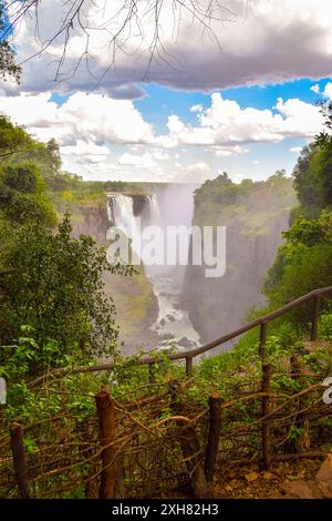 Die berühmten Victoria Falls, Mosi-OA-Tunya Wasserfall, Blick von der Simbabwe Seite bei niedrigen Wasserständen, Dezember 2018. Quelle: Vuk Valcic/Alamy Stockfoto