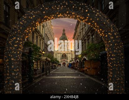 Weihnachtsmarkt in der St.-Stephan-Basilika in Budapest, mit festlichen Lichtern und festlichem Charme, Ungarn Stockfoto