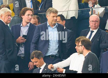 Dortmund, Deutschland. Juli 2024. Robert Habeck (M), Vize-Kanzer Deutschland, Bundesminister für Wirtschaft und Klimaschutz der Bundesrepublik Deutschland, die Gruenen, im Halbfinalspiel NIEDERLANDE - ENGLAND 1-2 bei der UEFA-Europameisterschaft 2024 am 10. Juli 2024 in Dortmund. Fotograf: ddp Images/STAR-Images Credit: ddp Media GmbH/Alamy Live News Stockfoto