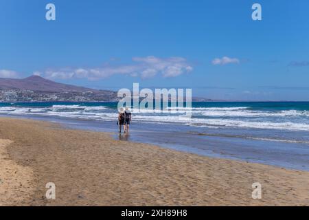 Gran Canaria, Spanien - 20. März 2024: Besucher besuchen den Strand Playa Ingles in Maspalomas, Gran Canaria. Spanien Stockfoto