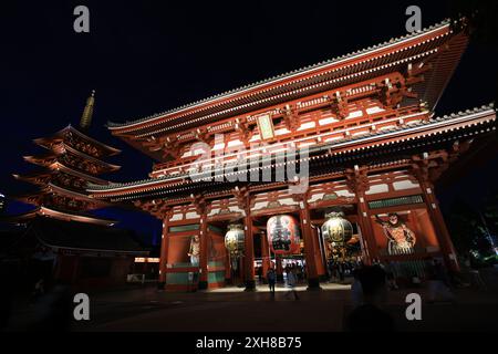 Außenansicht des Sensoji-Tempels. Es ist sowohl bei Einheimischen als auch bei Touristen beliebt, da es seit der Edo-Zeit entstanden ist. Stockfoto