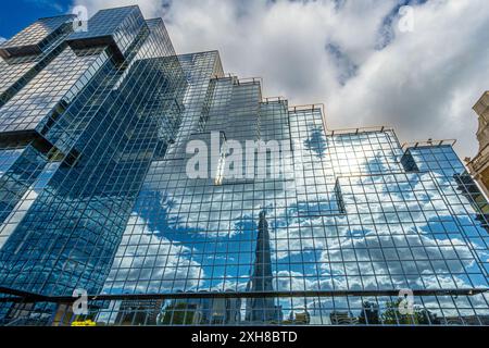 Das avantmoderne Bürogebäude von Northern Shell mit blauverglaster Glasfassade an der Londoner Themse mit dem Spiegelbild der Wolken, des Himmels und des Shard-Himmels Stockfoto