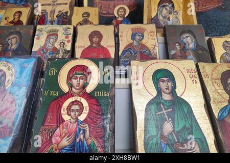 Religiöse Ikonen zum Verkauf in einem Marktstand in der Altstadt von Larnaca, Zypern. Stockfoto