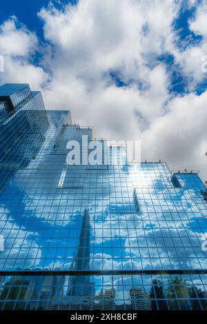 Das avantmoderne Bürogebäude von Northern Shell mit blauverglaster Glasfassade an der Londoner Themse mit dem Spiegelbild der Wolken, des Himmels und des Shard-Himmels Stockfoto