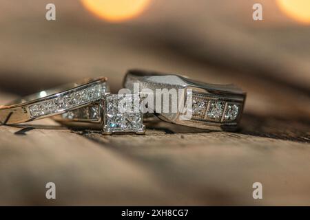 Atemberaubendes Set aus drei silbernen Eheringen mit übereinander gestapelten Diamanten Stockfoto