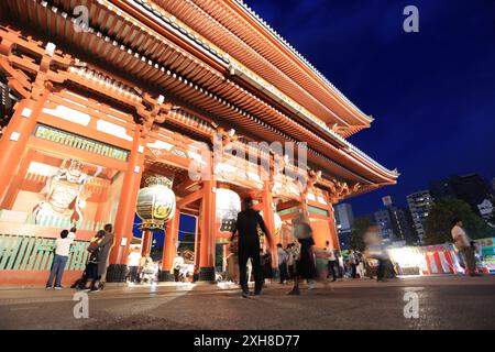 Außenansicht des Sensoji-Tempels. Es ist sowohl bei Einheimischen als auch bei Touristen beliebt, da es seit der Edo-Zeit entstanden ist. Stockfoto