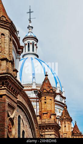 Architektonische Details der Kathedrale der Unbefleckten Empfängnis, Cuenca, Ecuador, Südamerika Stockfoto