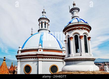 Architektonische Details der Kathedrale der Unbefleckten Empfängnis, Cuenca, Ecuador, Südamerika Stockfoto