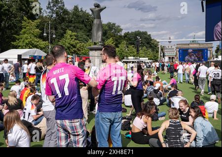 05.07.2024, Berlin, Deutschland, Europa - Fans der deutschen Fussballnationalmannschaft auf der Fanmeile beim Public Viewing entlang der Straße des 17. Juni vor dem Brandenburger Tor, kurz vor dem Viertelfinal-Spiel gegen Spanien waehrend der Fussball-Europameisterschaft UEFA EURO 2024. *** 05 07 2024, Berlin, Deutschland, Europa Fans der deutschen Fußballnationalmannschaft auf der Fanmeile bei der öffentlichen Besichtigung entlang der Straße des 17. Juni vor dem Brandenburger Tor, kurz vor dem Viertelfinalspiel gegen Spanien während der Fußball-Europameisterschaft UEFA EURO 2024 Stockfoto