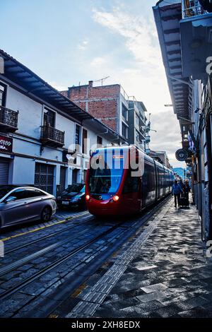 Die Straßenbahn fährt durch die Straßen von Cuenca, Ecuador, Südamerika Stockfoto