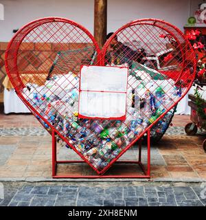 Herzförmiger Recyclingbehälter in Cuenca, Ecuador, Südamerika Stockfoto