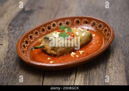 chile relleno (gebratener Poblano-Pfeffer gefüllt mit Hackfleisch und mit Eiermeringue überzogen), traditionelle mexikanische Küche Stockfoto