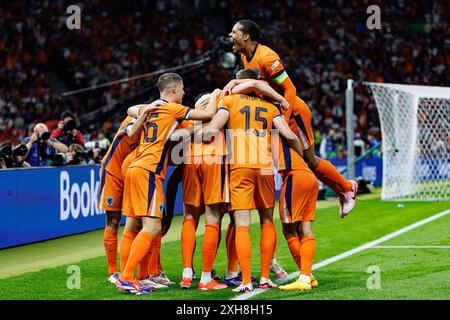 Berlin, Deutschland. Juli 2024. Spieler aus den Niederlanden, die beim Viertelfinalspiel der UEFA Euro 2024 zwischen den Nationalmannschaften der Niederlande und der Türkei im Olympiastadion ein Tor erzielt haben. Endresultat: Niederlande 2:1, Türkei (Foto: Maciej Rogowski/SOPA Images/SIPA USA) Credit: SIPA USA/Alamy Live News Stockfoto