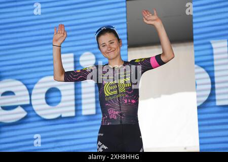 Chieti – Clara Emond aus Kanada und Team EF Education-Cannondale – Blue Mountain Jersey feiert am 012. Juli 2024 in Chieti, Italien, das Podium während der 35. Giro d'Italia Women 2024, Stage 6, einer 159 km langen Etappe von San Benedetto del Tronto nach Chieti/ #UCIWWT/Chieti. Nur Redaktionelle Verwendung Stockfoto