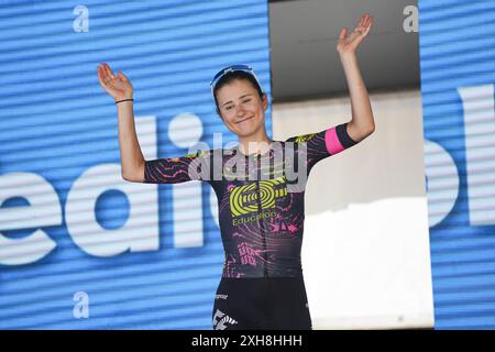 Chieti – Clara Emond aus Kanada und Team EF Education-Cannondale – Blue Mountain Jersey feiert am 012. Juli 2024 in Chieti, Italien, das Podium während der 35. Giro d'Italia Women 2024, Stage 6, einer 159 km langen Etappe von San Benedetto del Tronto nach Chieti/ #UCIWWT/Chieti. Nur Redaktionelle Verwendung Stockfoto