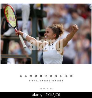 (240712) – PEKING, 12. Juli 2024 (Xinhua) – Jasmine Paolini feiert den Sieg nach dem Halbfinalspiel der Frauen zwischen Jasmine Paolini aus Italien und Donna Vekic aus Kroatien bei der Wimbledon Tennis Championship in London, Großbritannien, 11. Juli 2024. (Xinhua/Li Ying) Stockfoto