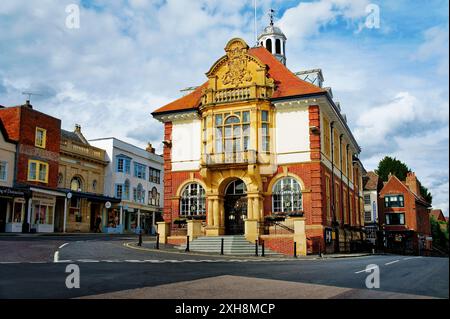 Das Rathaus von 1901 auf der Hauptstraße der Stadt Englands Marlborough, Wiltshire. Neugotischen Architekten Sie Charles Ponting Stockfoto