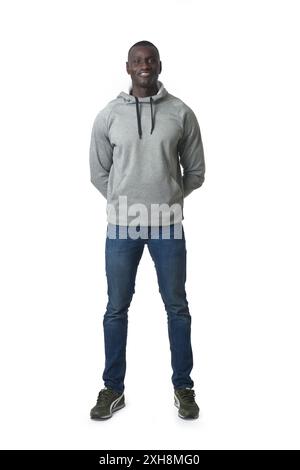 Porträt eines afrikanischen Mannes, der mit den Händen hinter dem Rücken auf weißem Hintergrund steht Stockfoto
