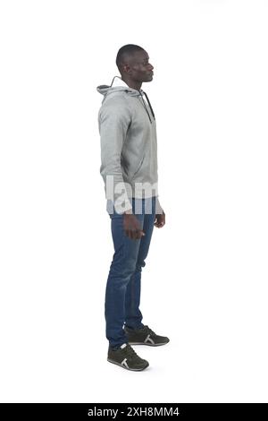 Seitliches Porträt eines afrikaners, der auf weißem Hintergrund steht Stockfoto