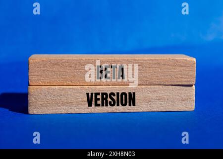 Betaversion Nachricht auf Holzblöcken mit blauem Hintergrund geschrieben. Symbol für die konzeptionelle Beta-Version. Kopierbereich. Stockfoto