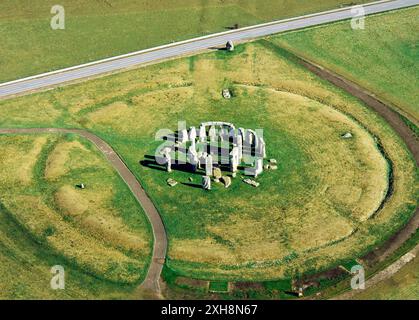 Stonehenge prähistorischer Steinkreis, Wiltshire, England. Sehen Sie N.E. die A344-Straße kreuzt die „Avenue“ am Heel Stone hinter dem Slaughter Stone Stockfoto