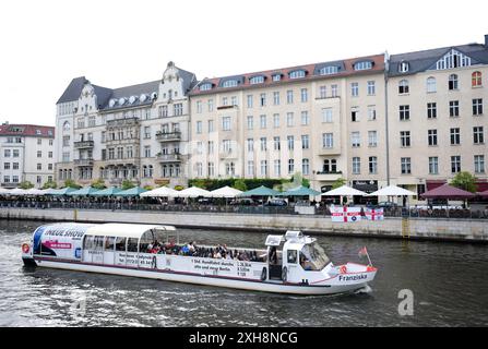 England Fans auf der Friedrichstraße hängen Fahnen neben der Spree in Berlin. England spielt am Sonntag im Finale der UEFA Euro 2024 gegen Spanien. Bilddatum: Freitag, 12. Juli 2024. Stockfoto