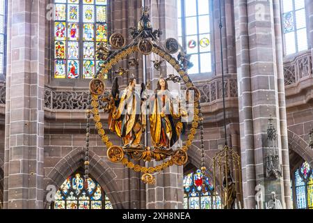 Gruß des Engels, deutsche Renaissanceskulptur (1517-1518) von Veit Stoss in der St.-Lorenz-Kirche. Nürnberg, Bayern, Deutschland. Stockfoto