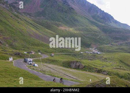 Bareges, Frankreich, 12. Juli 2024: Zwei Radfahrer kletterten den Pass während des Vorpasses der Tour de France 2024 auf dem Col du Tourmalet am 12. Juli 2024 in Bareges, Frankreich. Quelle: Alberto Brevers / Alamy Live News. Stockfoto