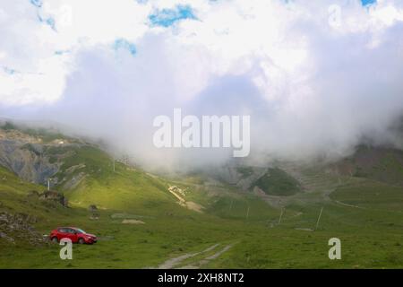 Bareges, Frankreich, 12. Juli 2024: Während des Vorpasses der Tour de France 2024 auf dem Col du Tourmalet, am 12. Juli 2024, in Bareges, Frankreich, ziemlich Nebel im Hafen. Quelle: Alberto Brevers / Alamy Live News. Stockfoto