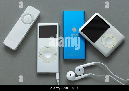 Eine Sammlung alter Apple iPod mp3-Player auf grauem Hintergrund Stockfoto