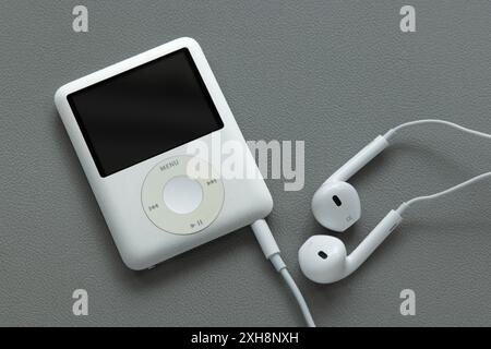 Ein Apple iPod Nano MP3-Player der 3. Generation, silberfarben, mit grauem Hintergrund Stockfoto