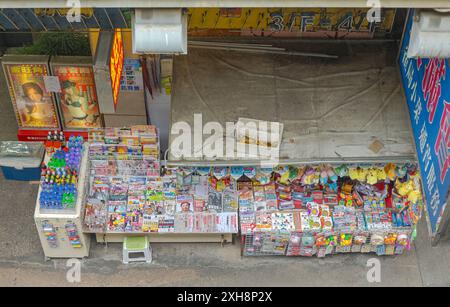 Hongkong, China - 25. April 2017: Luftaufnahme von Zeitungen und Zeitschriften Pressekiosstand am Mong Kok Kowloon Frühlingstag. Stockfoto