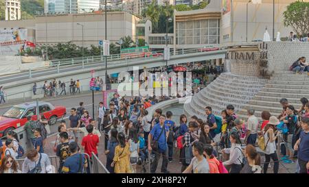 Hong Kong, China - 30. April 2017: Lange Warteschlangen von Menschen, die auf eine Fahrt warten Touristenattraktion vor der Peak Tram Station in Central Hong Kong Isl Stockfoto