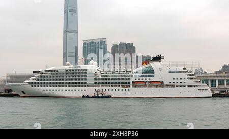 Hongkong, China - 23. April 2017: Luxuskreuzschiff Seabourn Aufenthalt Kreuzfahrt Linie im Kowloon Dock Victoria Harbour Spring Travel. Stockfoto