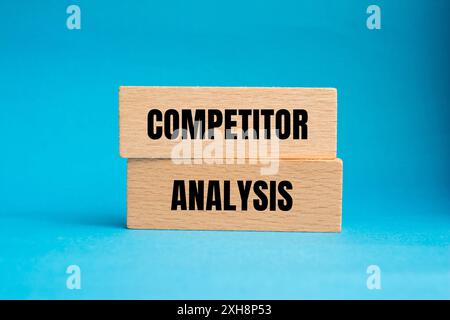 Meldung zur Wettbewerbsanalyse auf Holzblöcken mit blauem Hintergrund. Symbol für die konzeptionelle Wettbewerbsanalyse. Kopierbereich. Stockfoto