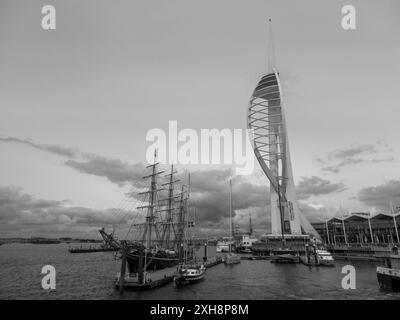 Hochschiff am Spinnaker Tower das Sail of the Solent 170 Meter hoher Aussichtsturm Portsmouth Hampshire England Stockfoto