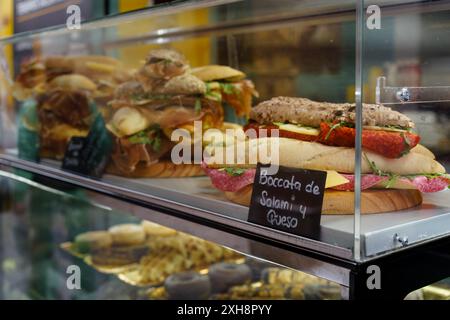 Sevilla, Spanien. 5. Februar 2024: Spanische Sandwiches (Bocata) auf einem Markt, Nahaufnahme Stockfoto